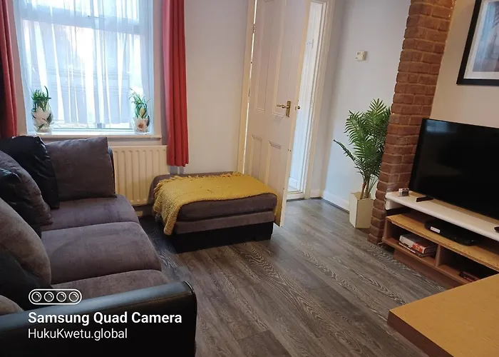 Salisbury House-Huku Kwetu Spacious 4 Bedroom House- Sleeps 6 - Luton Town Centre