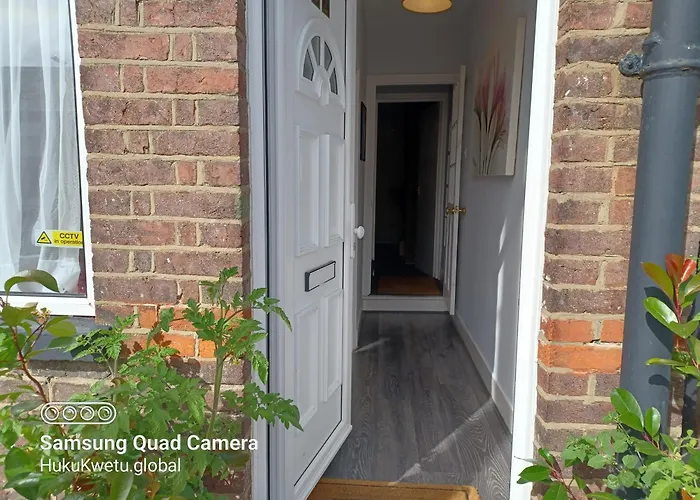 Salisbury House-Huku Kwetu Spacious 4 Bedroom House- Sleeps 6 - Luton Town Centre