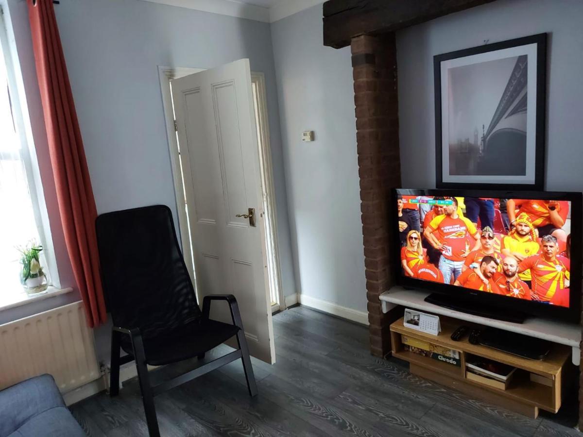 Holiday home Salisbury House-huku Kwetu Spacious 4 Bedroom House- Sleeps 6 - Luton Town Centre *