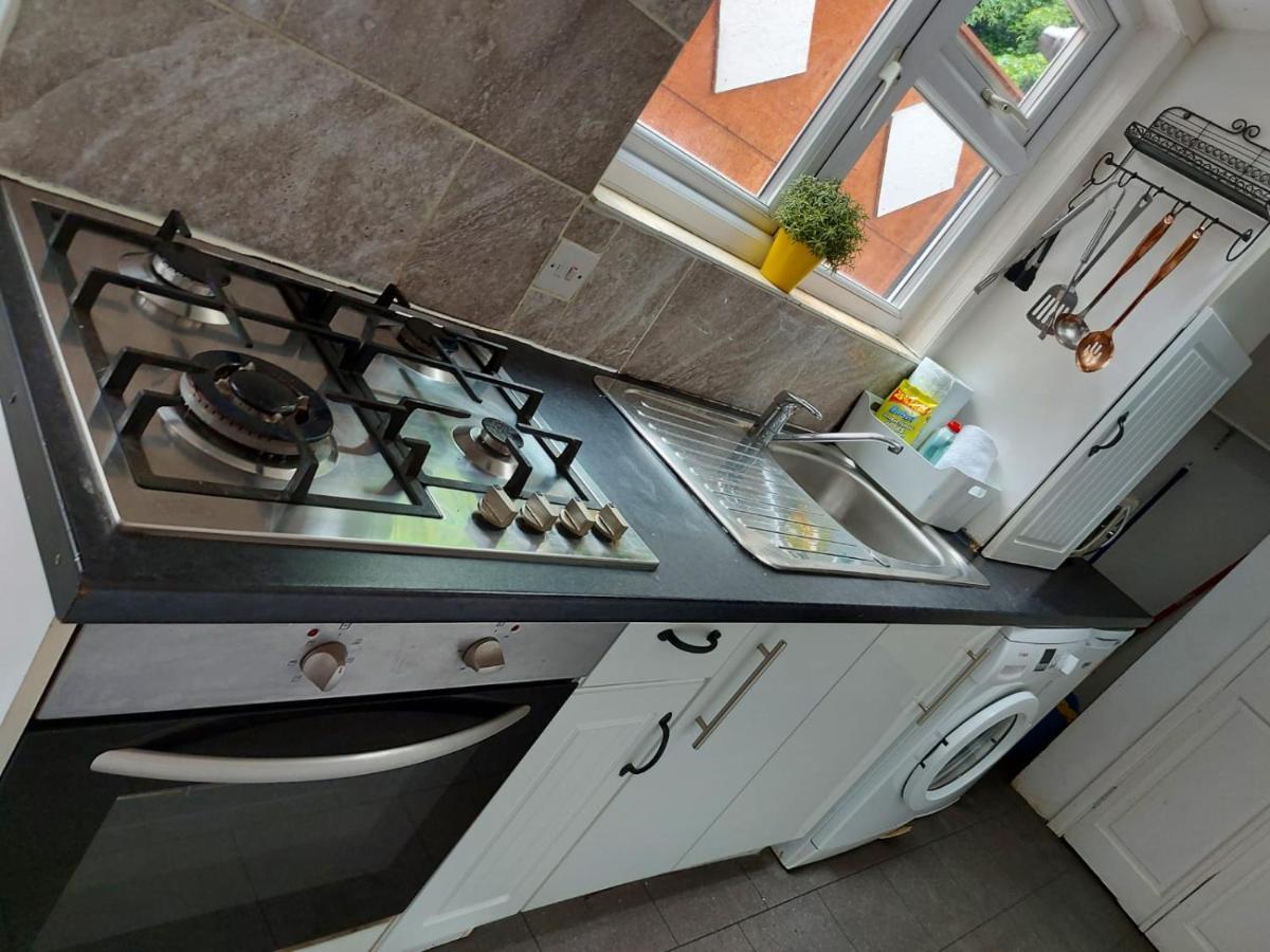 Holiday home Salisbury House-huku Kwetu Spacious 4 Bedroom House- Sleeps 6 - Luton Town Centre
