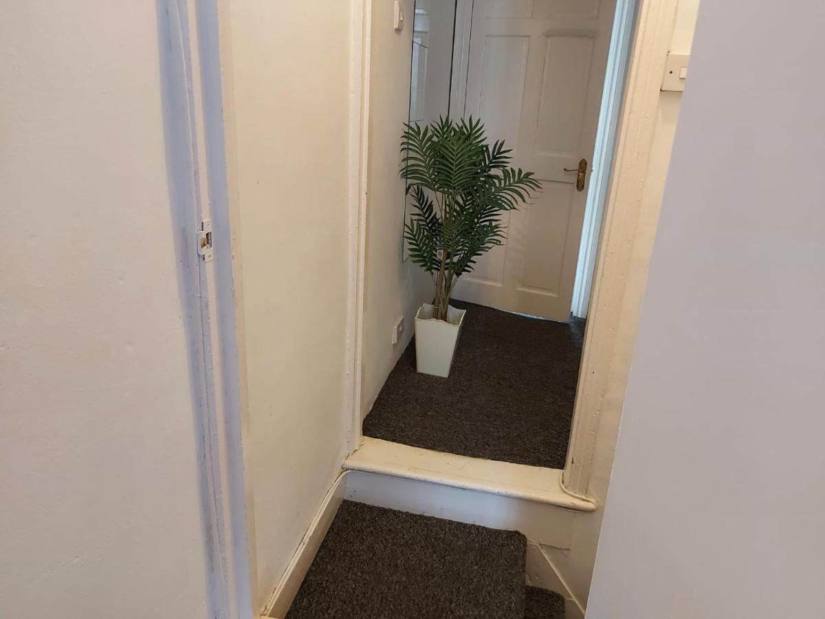 Salisbury House-huku Kwetu Spacious 4 Bedroom House- Sleeps 6 - Luton Town Centre *