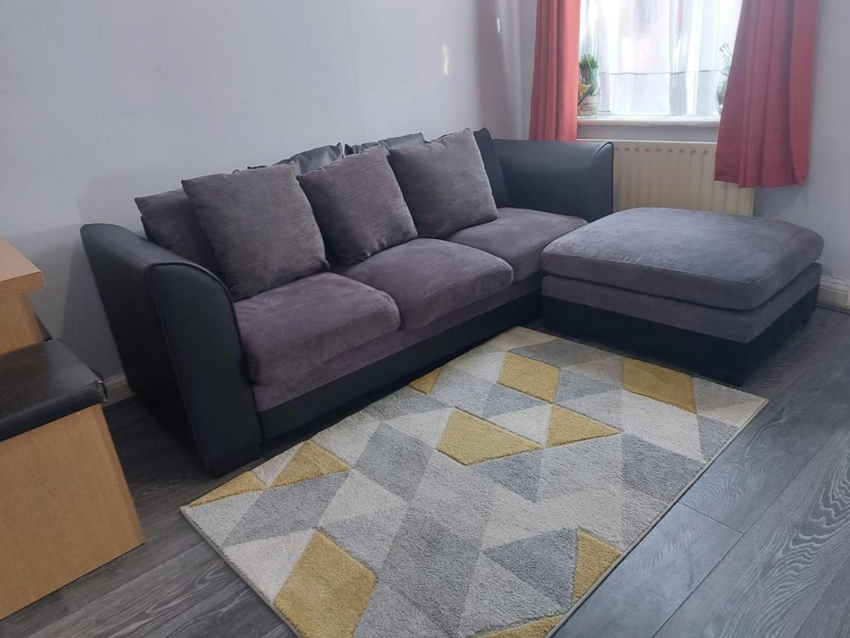 Salisbury House-huku Kwetu Spacious 4 Bedroom House- Sleeps 6 - Luton Town Centre