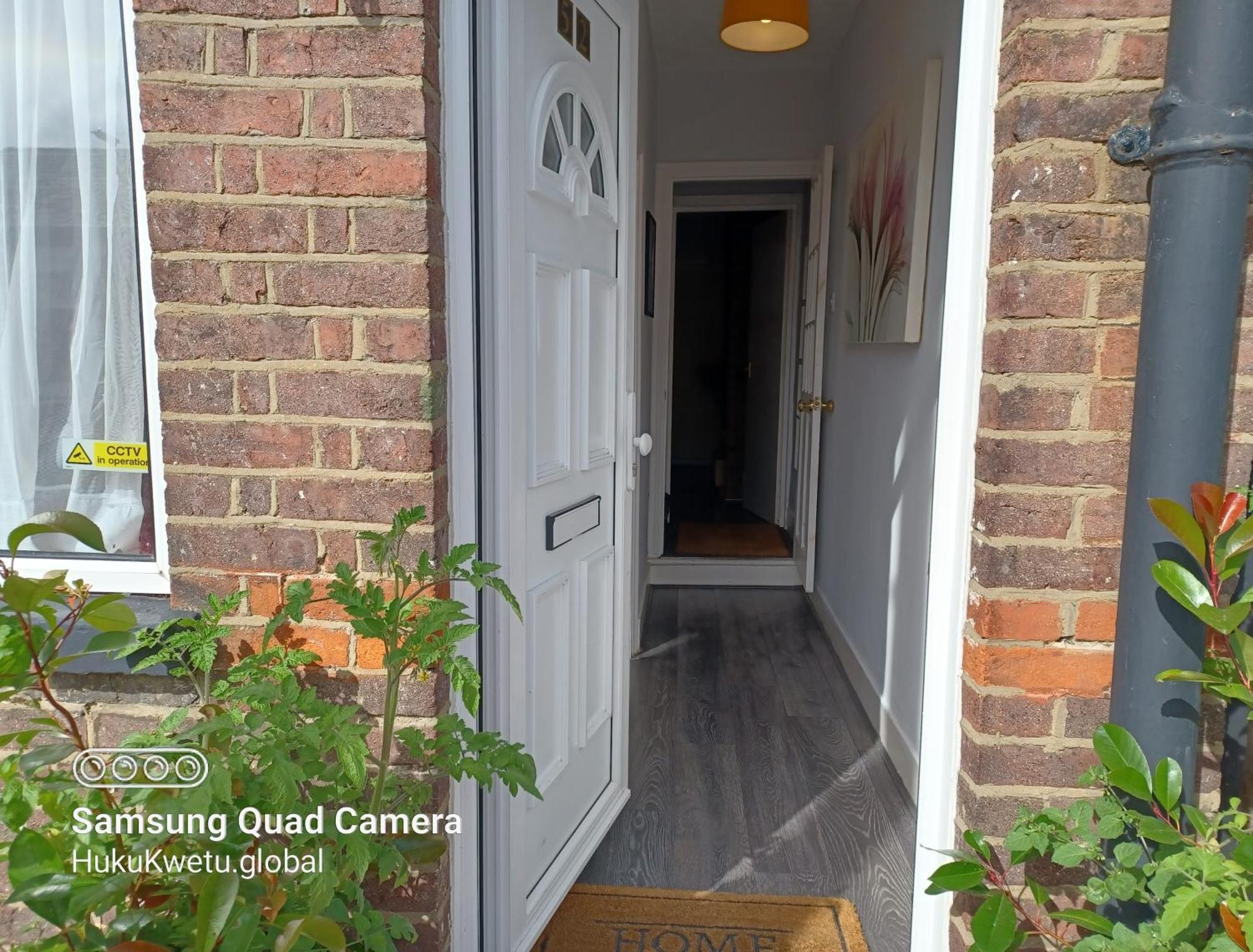 Salisbury House-huku Kwetu Spacious 4 Bedroom House- Sleeps 6 - Luton Town Centre Holiday home