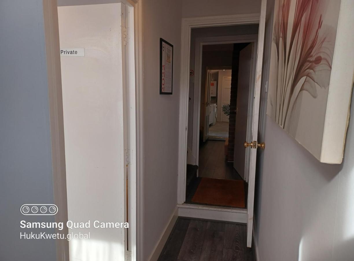 Salisbury House-huku Kwetu Spacious 4 Bedroom House- Sleeps 6 - Luton Town Centre Holiday home *