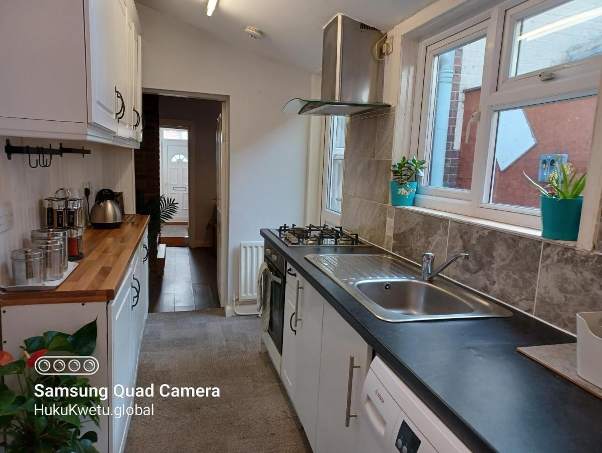 Salisbury House-huku Kwetu Spacious 4 Bedroom House- Sleeps 6 - Luton Town Centre Holiday home Luton (Bedfordshire)