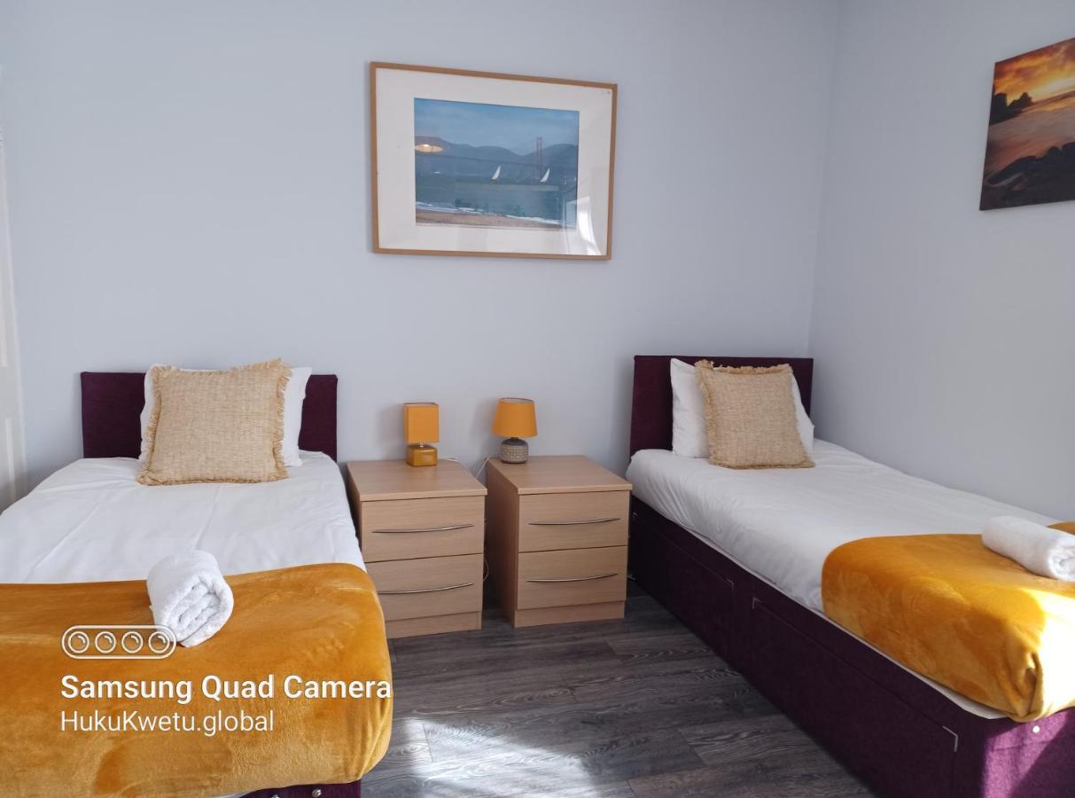 Salisbury House-huku Kwetu Spacious 4 Bedroom House- Sleeps 6 - Luton Town Centre Holiday home