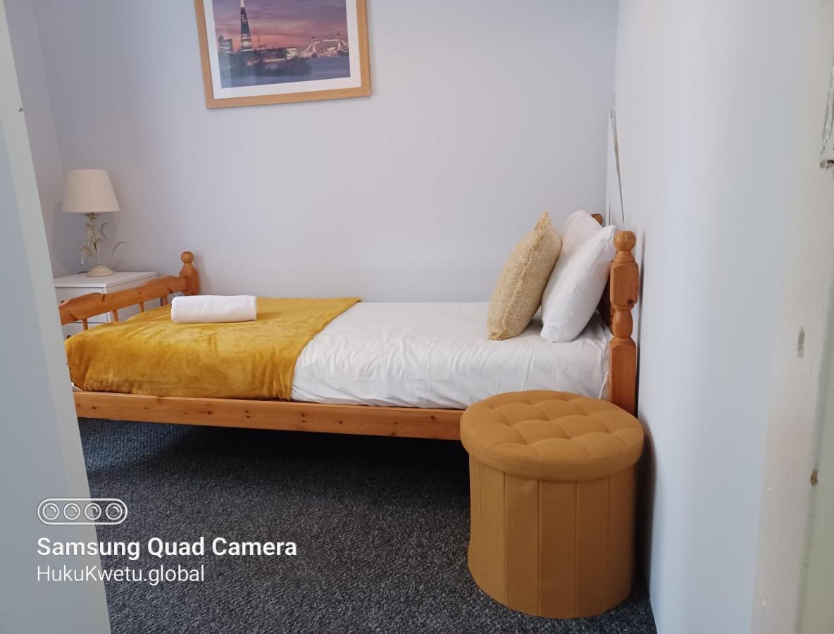 Salisbury House-huku Kwetu Spacious 4 Bedroom House- Sleeps 6 - Luton Town Centre Holiday home