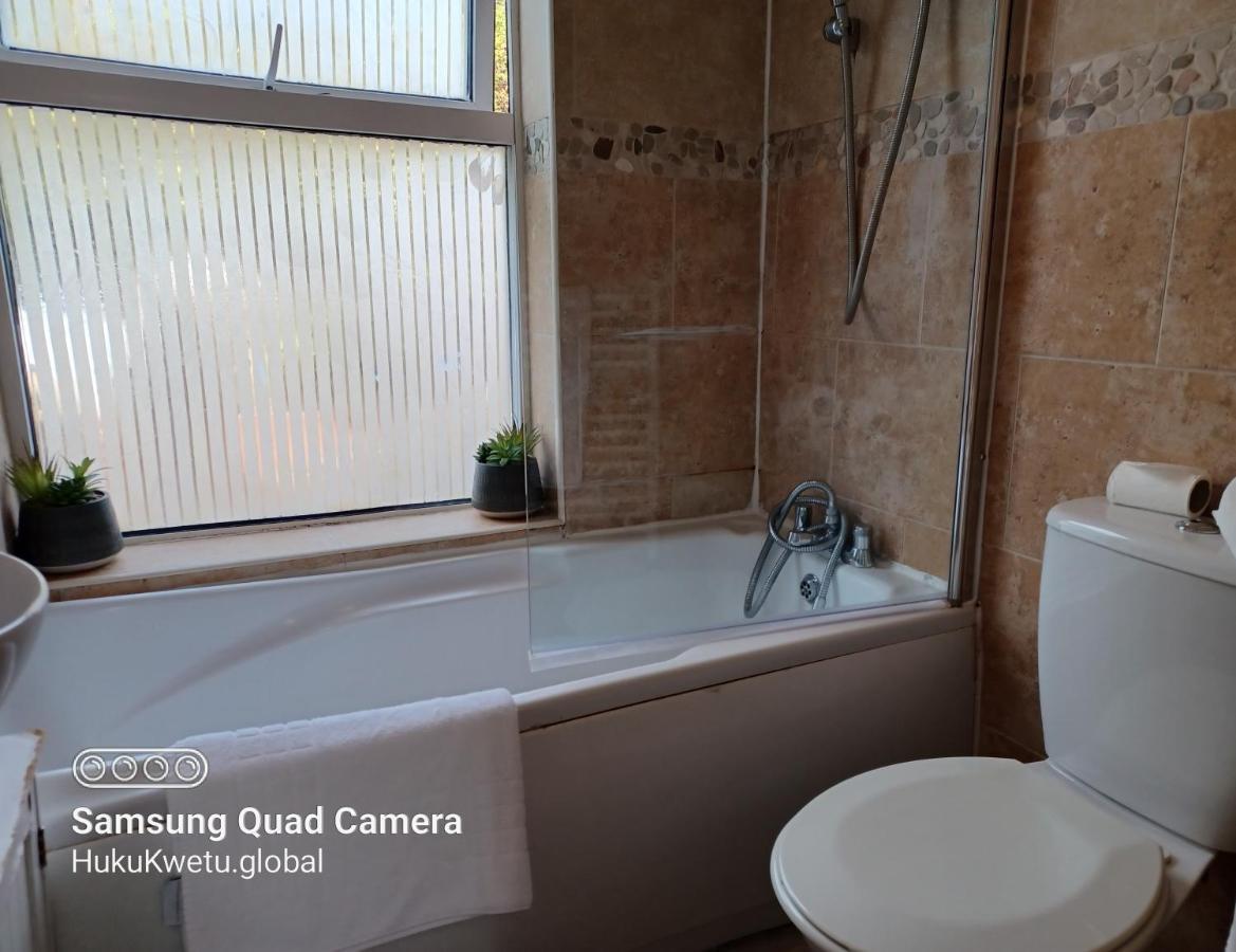 Salisbury House-huku Kwetu Spacious 4 Bedroom House- Sleeps 6 - Luton Town Centre Holiday home *