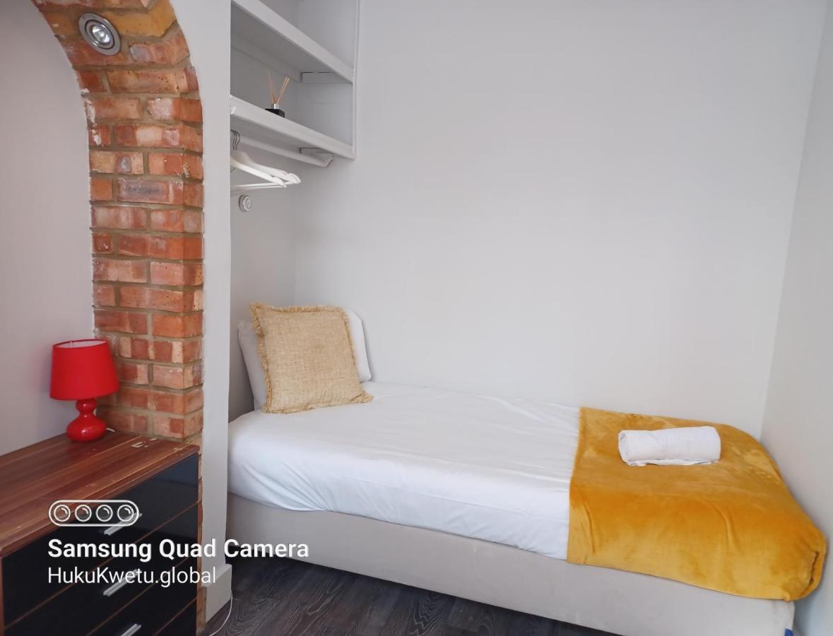 Holiday home Salisbury House-huku Kwetu Spacious 4 Bedroom House- Sleeps 6 - Luton Town Centre Luton (Bedfordshire)