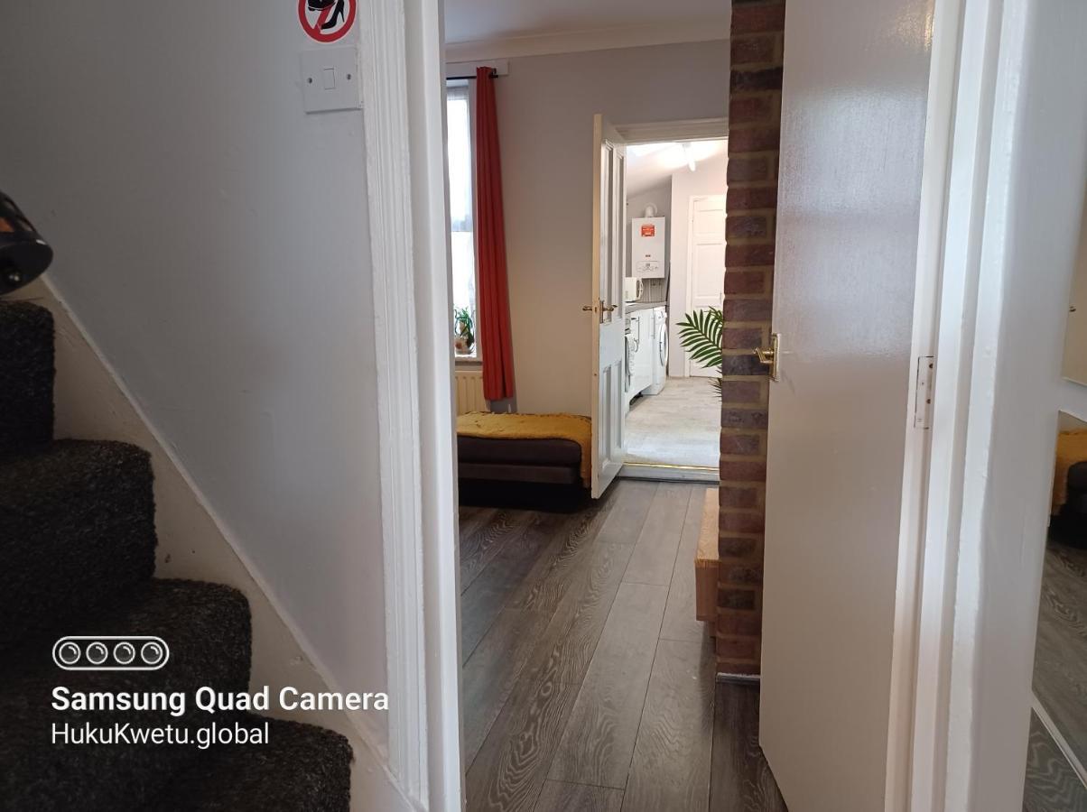 Salisbury House-huku Kwetu Spacious 4 Bedroom House- Sleeps 6 - Luton Town Centre Holiday home Luton (Bedfordshire)