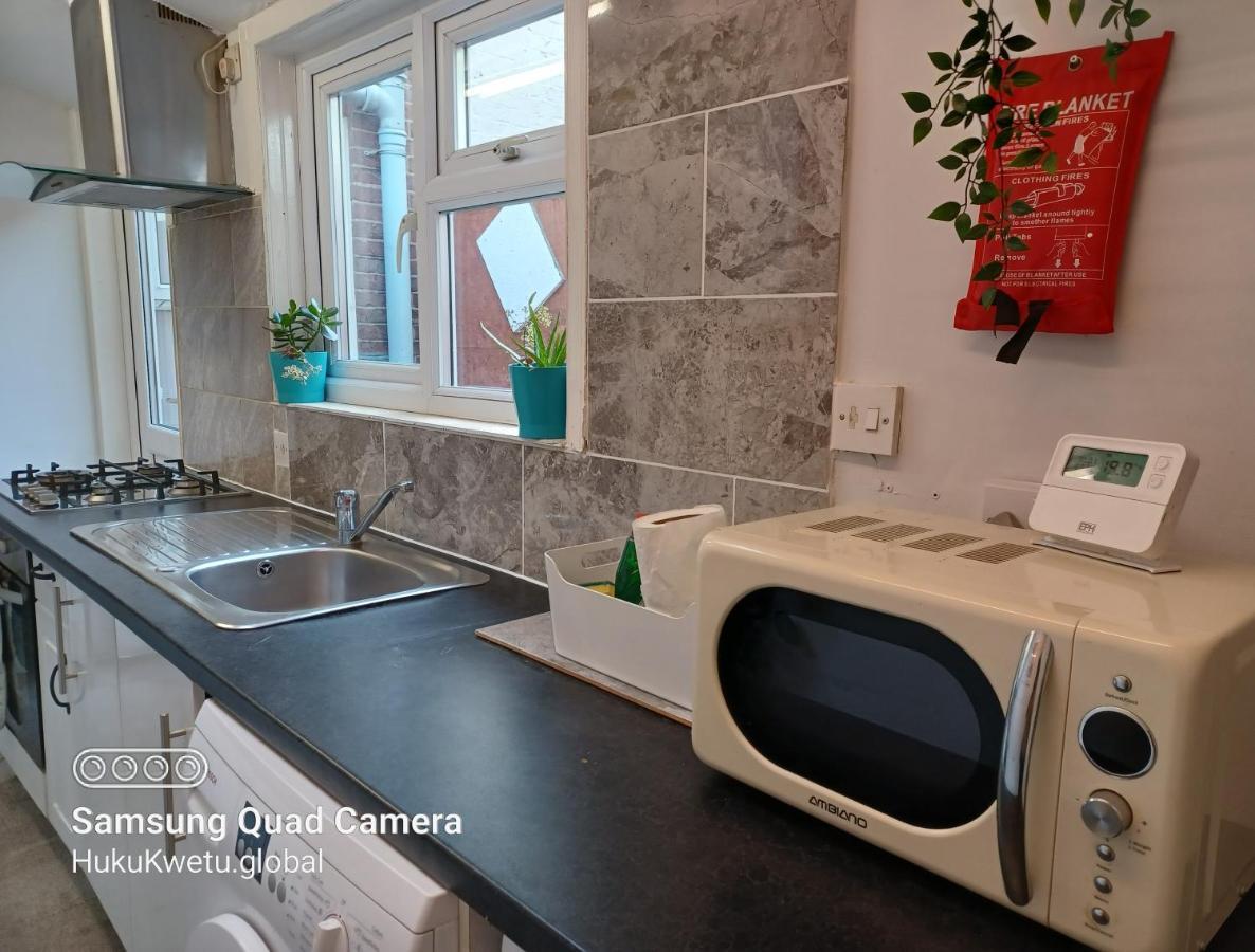 Holiday home Salisbury House-huku Kwetu Spacious 4 Bedroom House- Sleeps 6 - Luton Town Centre *