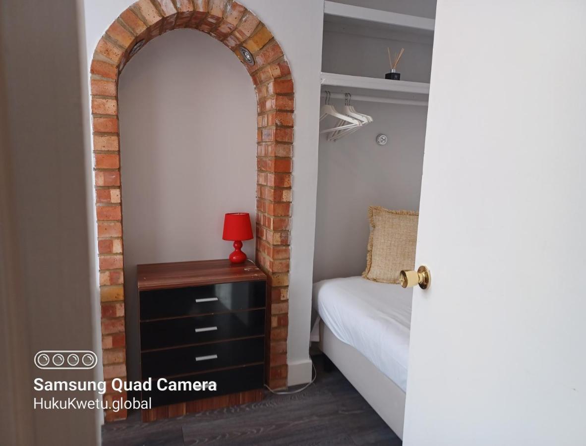 Salisbury House-huku Kwetu Spacious 4 Bedroom House- Sleeps 6 - Luton Town Centre Holiday home Luton (Bedfordshire)
