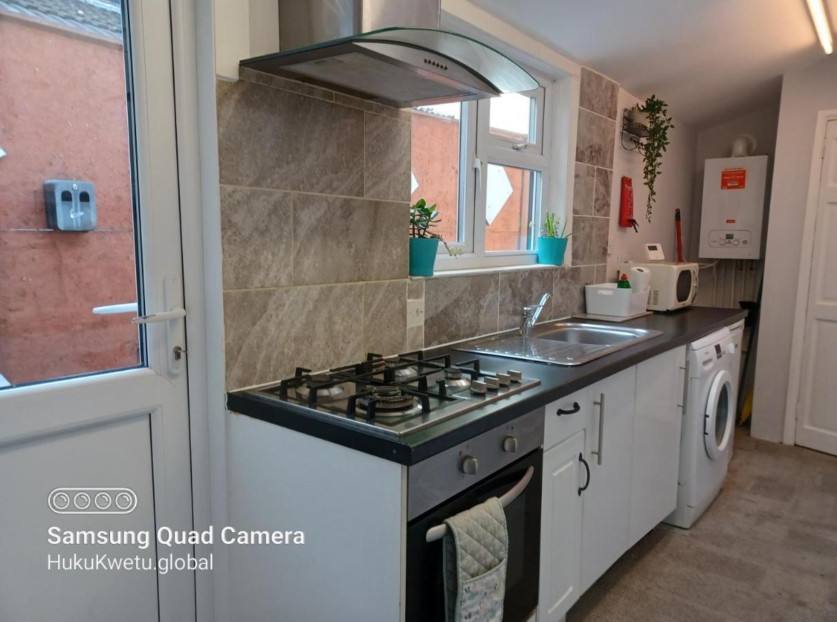 Salisbury House-huku Kwetu Spacious 4 Bedroom House- Sleeps 6 - Luton Town Centre * Luton (Bedfordshire)