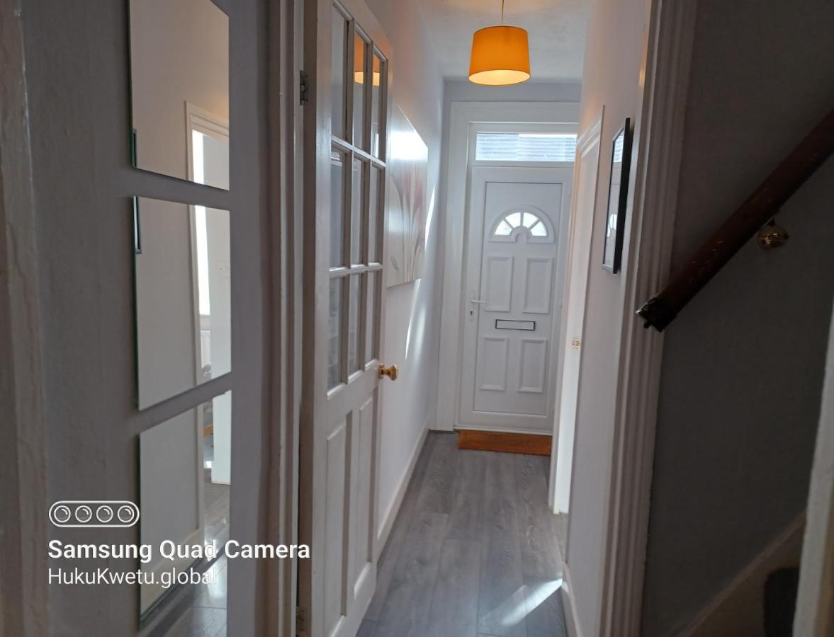 Holiday home Salisbury House-huku Kwetu Spacious 4 Bedroom House- Sleeps 6 - Luton Town Centre *
