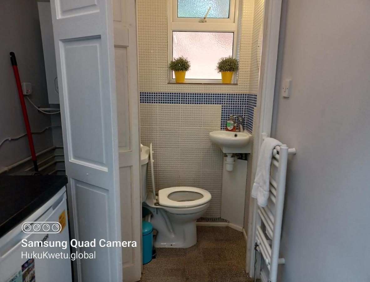 Holiday home Salisbury House-huku Kwetu Spacious 4 Bedroom House- Sleeps 6 - Luton Town Centre *