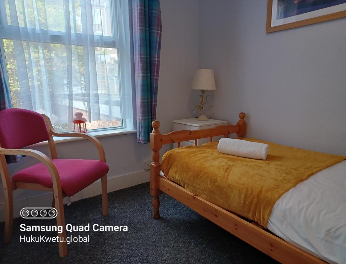 Holiday home Salisbury House-huku Kwetu Spacious 4 Bedroom House- Sleeps 6 - Luton Town Centre *