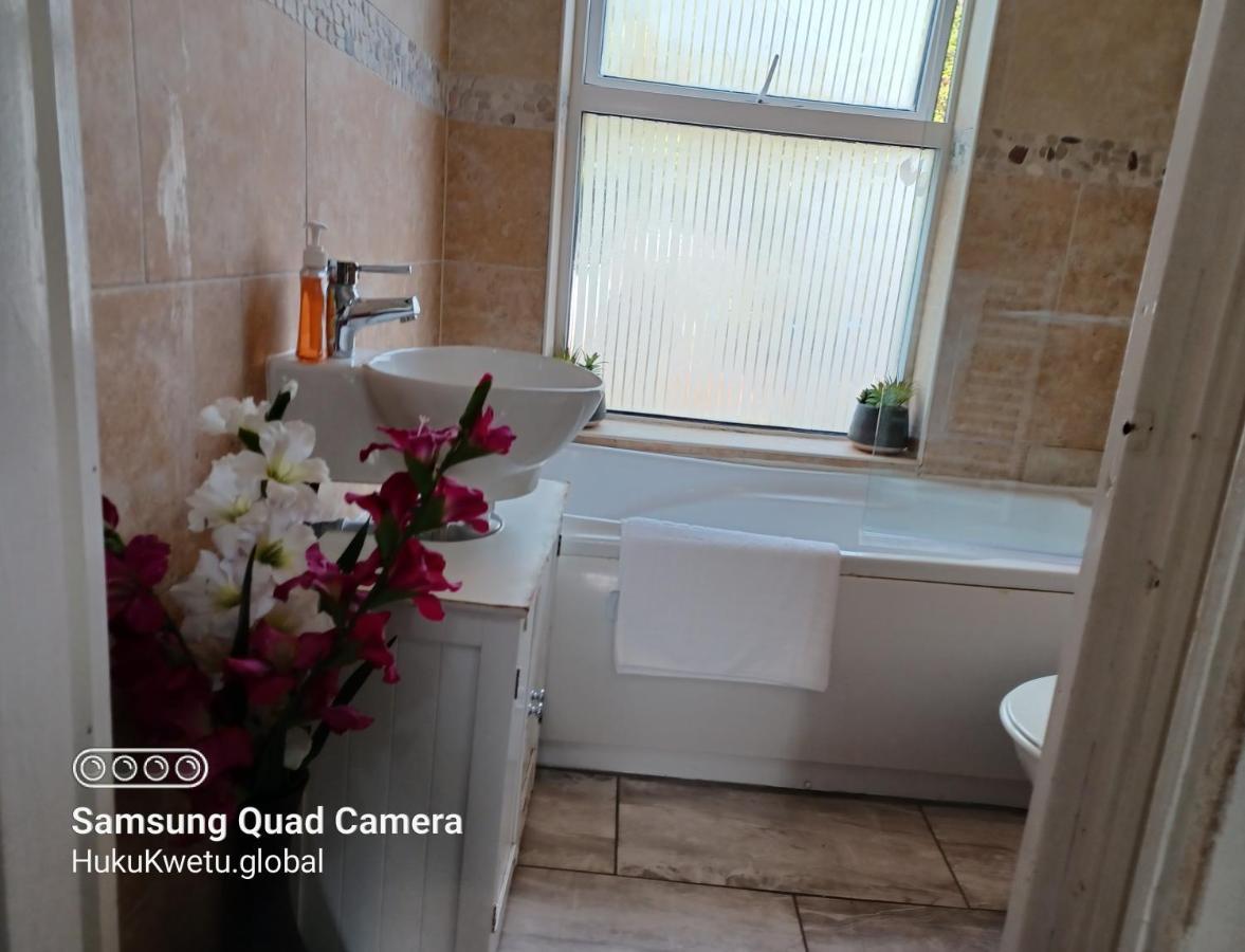 Salisbury House-huku Kwetu Spacious 4 Bedroom House- Sleeps 6 - Luton Town Centre Luton (Bedfordshire)