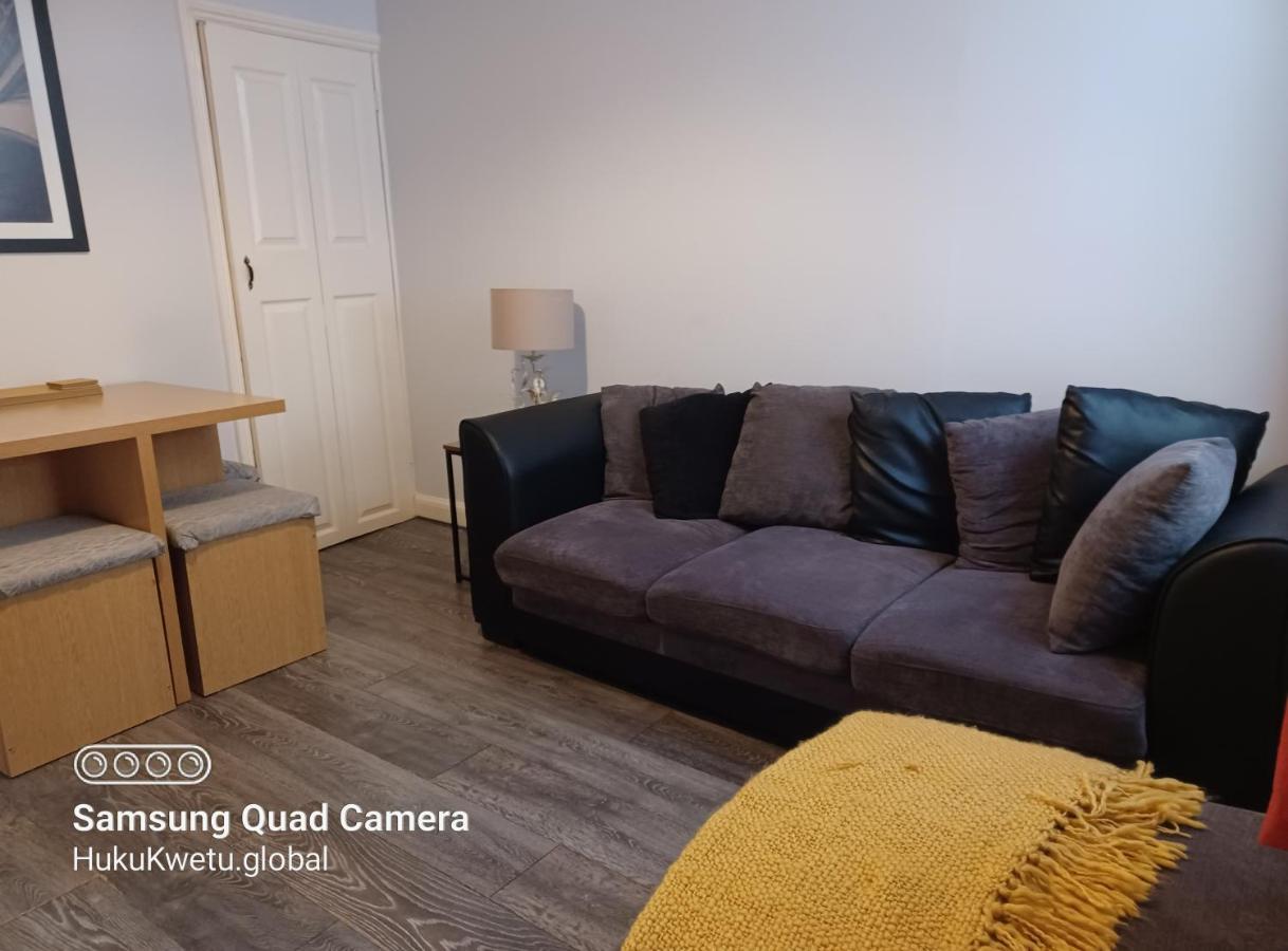 Salisbury House-huku Kwetu Spacious 4 Bedroom House- Sleeps 6 - Luton Town Centre * Luton (Bedfordshire)