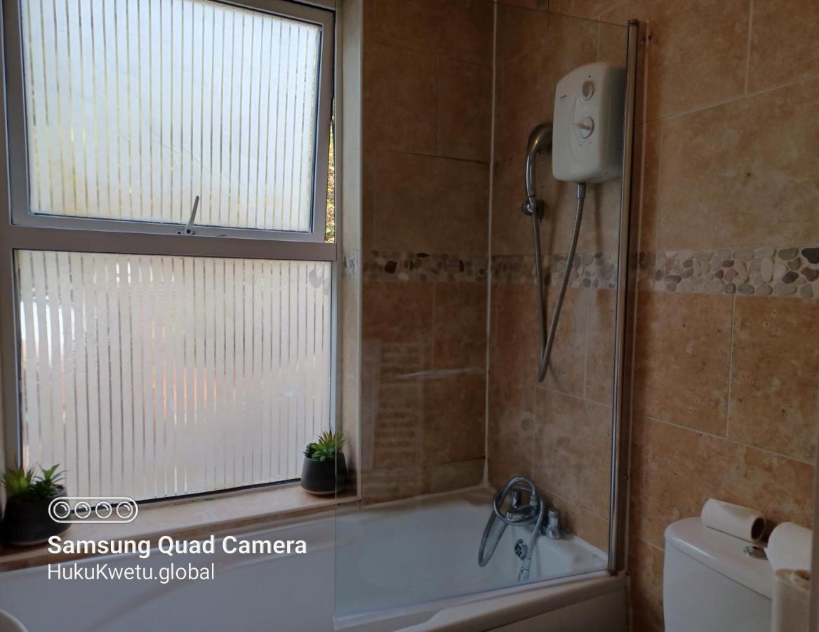Salisbury House-huku Kwetu Spacious 4 Bedroom House- Sleeps 6 - Luton Town Centre * Luton (Bedfordshire)