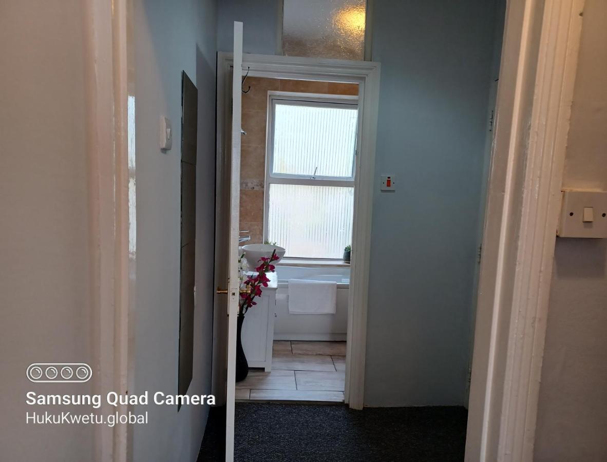 Salisbury House-huku Kwetu Spacious 4 Bedroom House- Sleeps 6 - Luton Town Centre