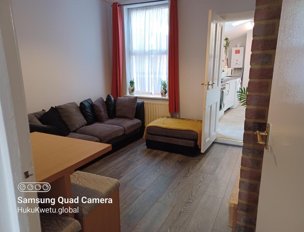 Holiday home Salisbury House-huku Kwetu Spacious 4 Bedroom House- Sleeps 6 - Luton Town Centre