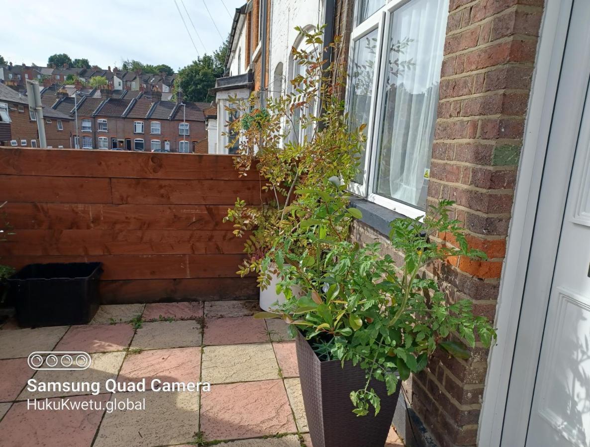 Salisbury House-huku Kwetu Spacious 4 Bedroom House- Sleeps 6 - Luton Town Centre Holiday home *