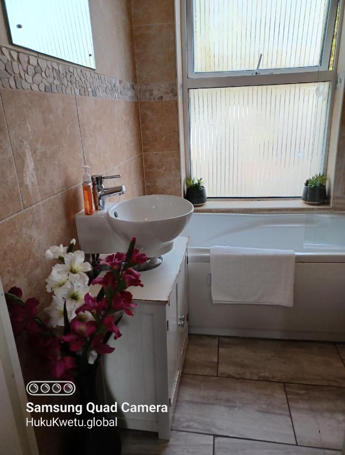 Salisbury House-huku Kwetu Spacious 4 Bedroom House- Sleeps 6 - Luton Town Centre Holiday home