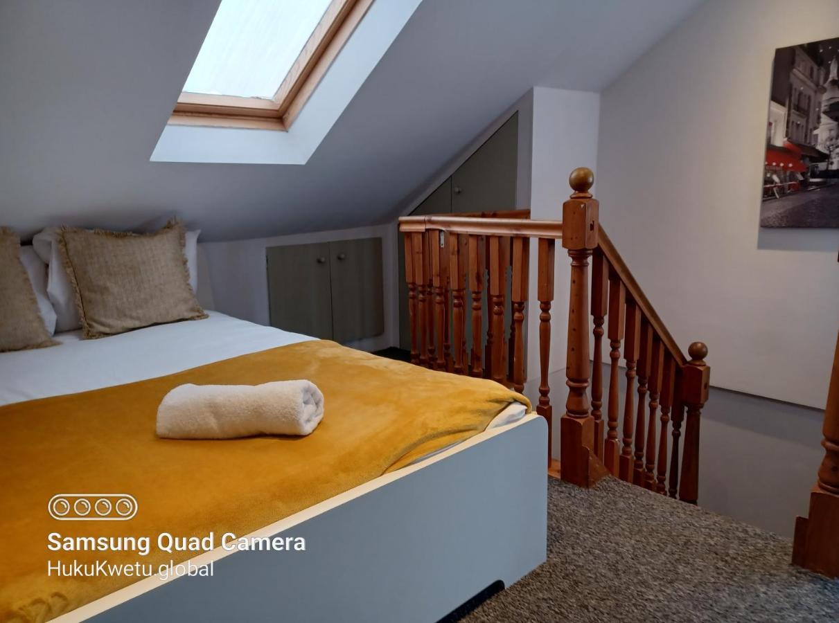 Salisbury House-huku Kwetu Spacious 4 Bedroom House- Sleeps 6 - Luton Town Centre Holiday home *