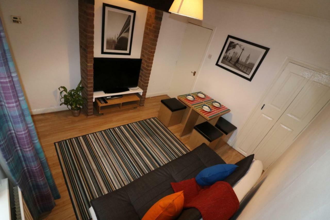 Salisbury House-huku Kwetu Spacious 4 Bedroom House- Sleeps 6 - Luton Town Centre Holiday home
