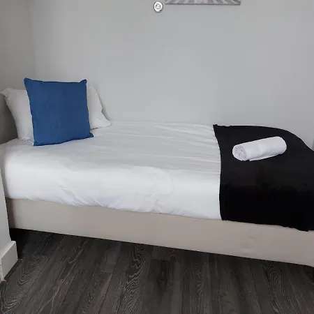 Salisbury House-Huku Kwetu Spacious 4 Bedroom House- Sleeps 6 - Luton Town Centre Exterior photo