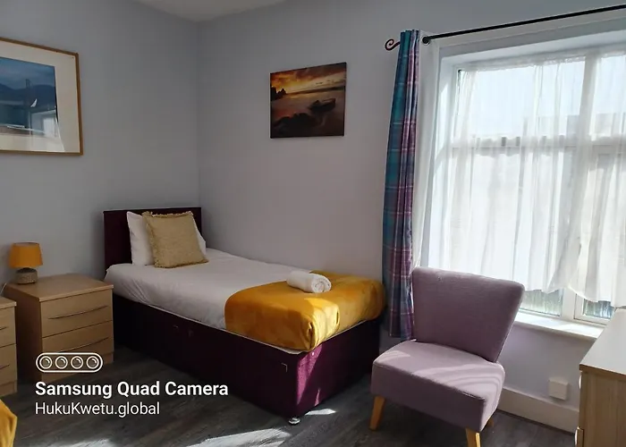 Salisbury House-Huku Kwetu Spacious 4 Bedroom House- Sleeps 6 - Luton Town Centre