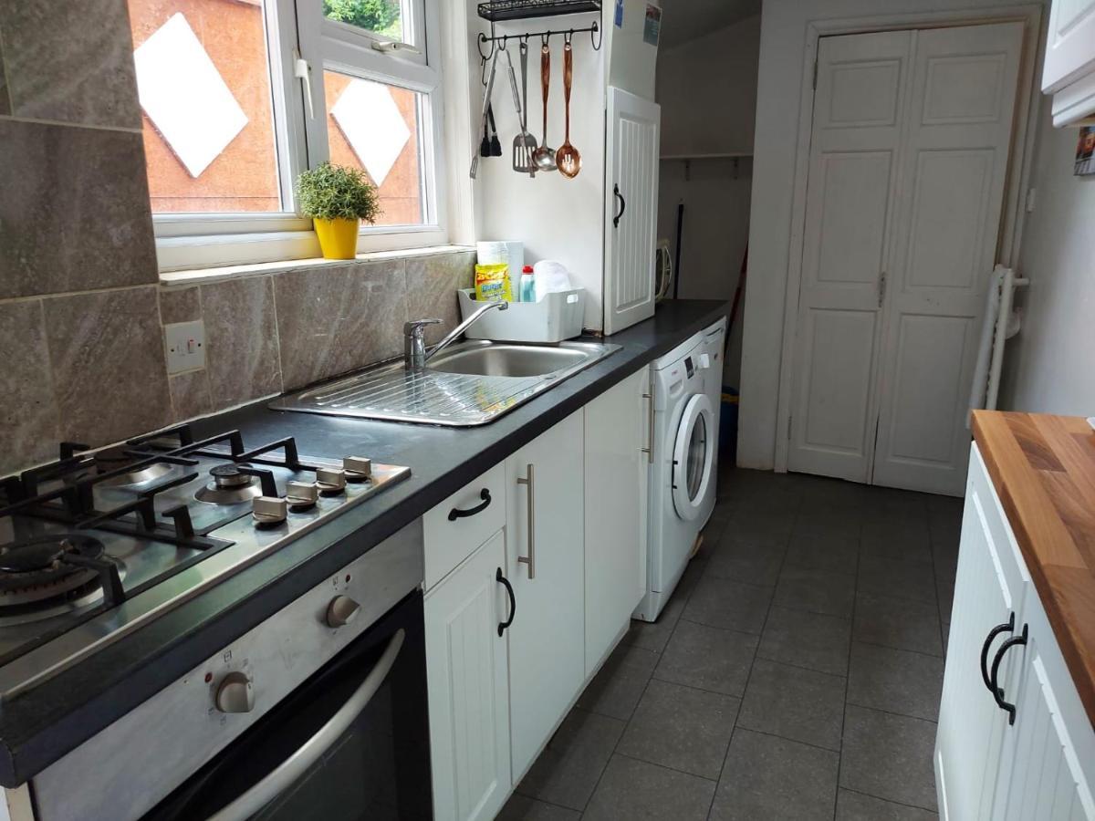 Salisbury House-huku Kwetu Spacious 4 Bedroom House- Sleeps 6 - Luton Town Centre Luton (Bedfordshire)