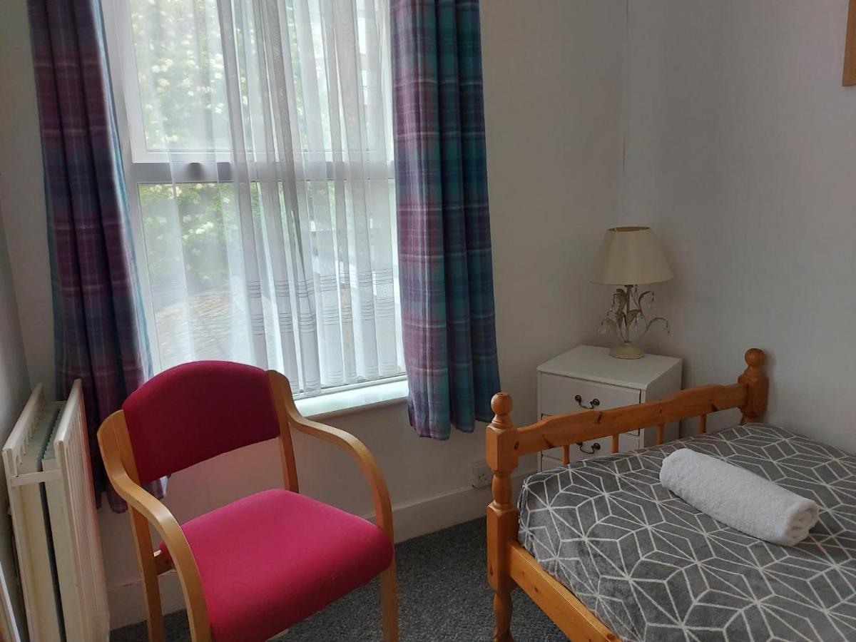 Salisbury House-huku Kwetu Spacious 4 Bedroom House- Sleeps 6 - Luton Town Centre Holiday home *