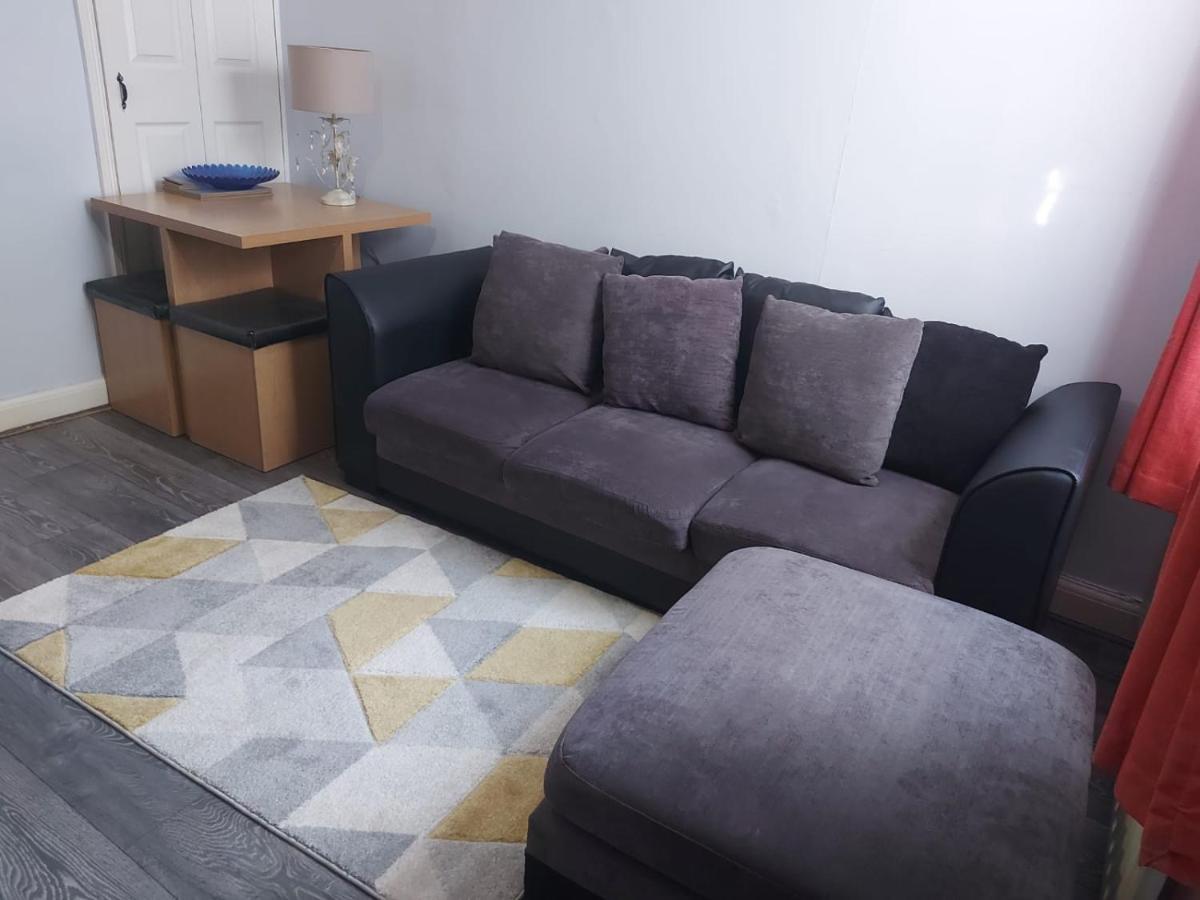 Salisbury House-huku Kwetu Spacious 4 Bedroom House- Sleeps 6 - Luton Town Centre Holiday home *