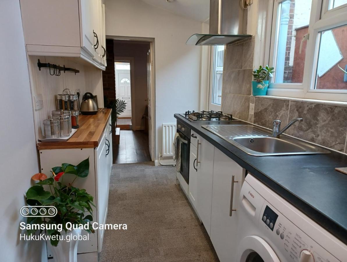 Salisbury House-huku Kwetu Spacious 4 Bedroom House- Sleeps 6 - Luton Town Centre
