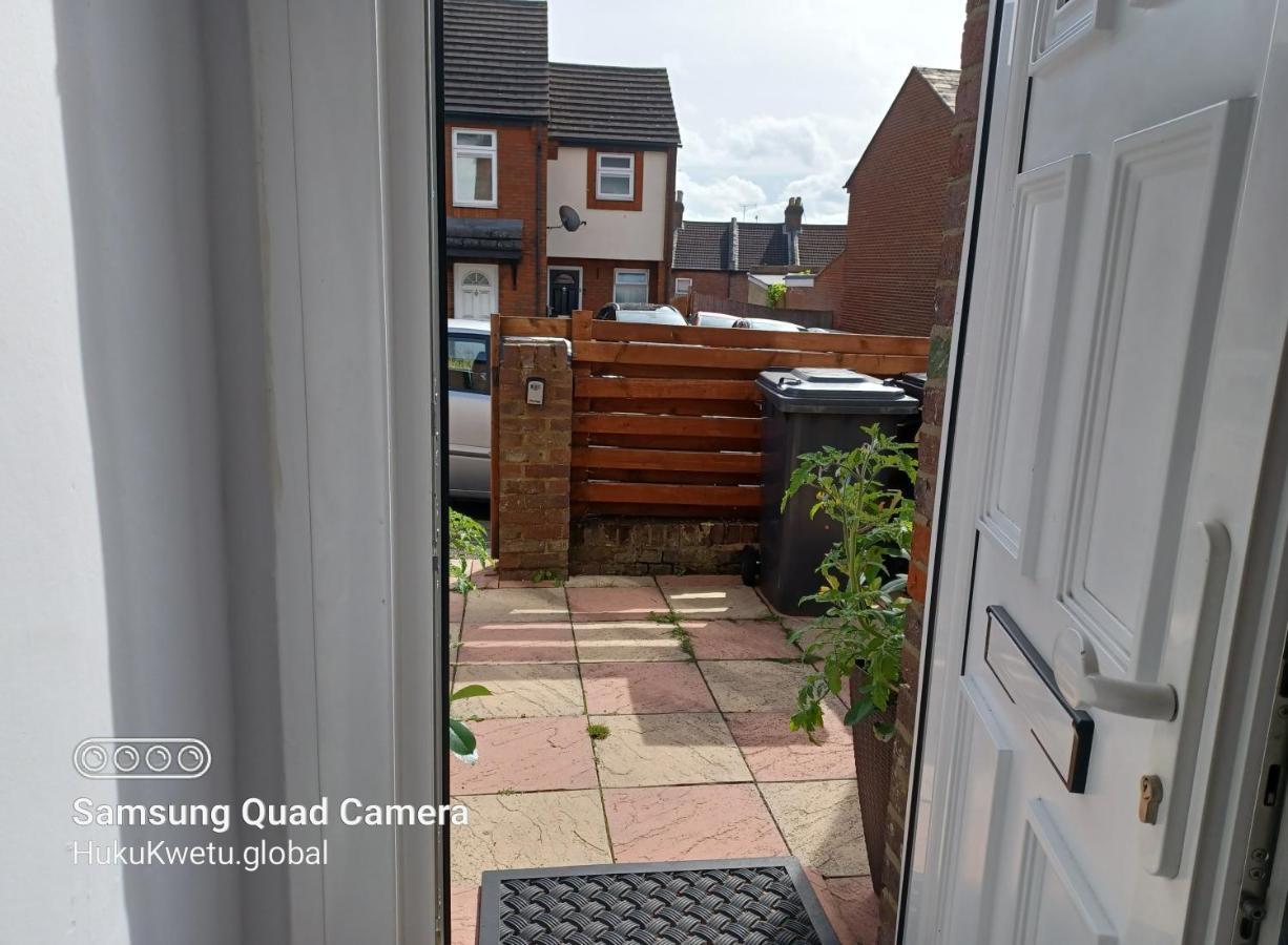 Salisbury House-huku Kwetu Spacious 4 Bedroom House- Sleeps 6 - Luton Town Centre *