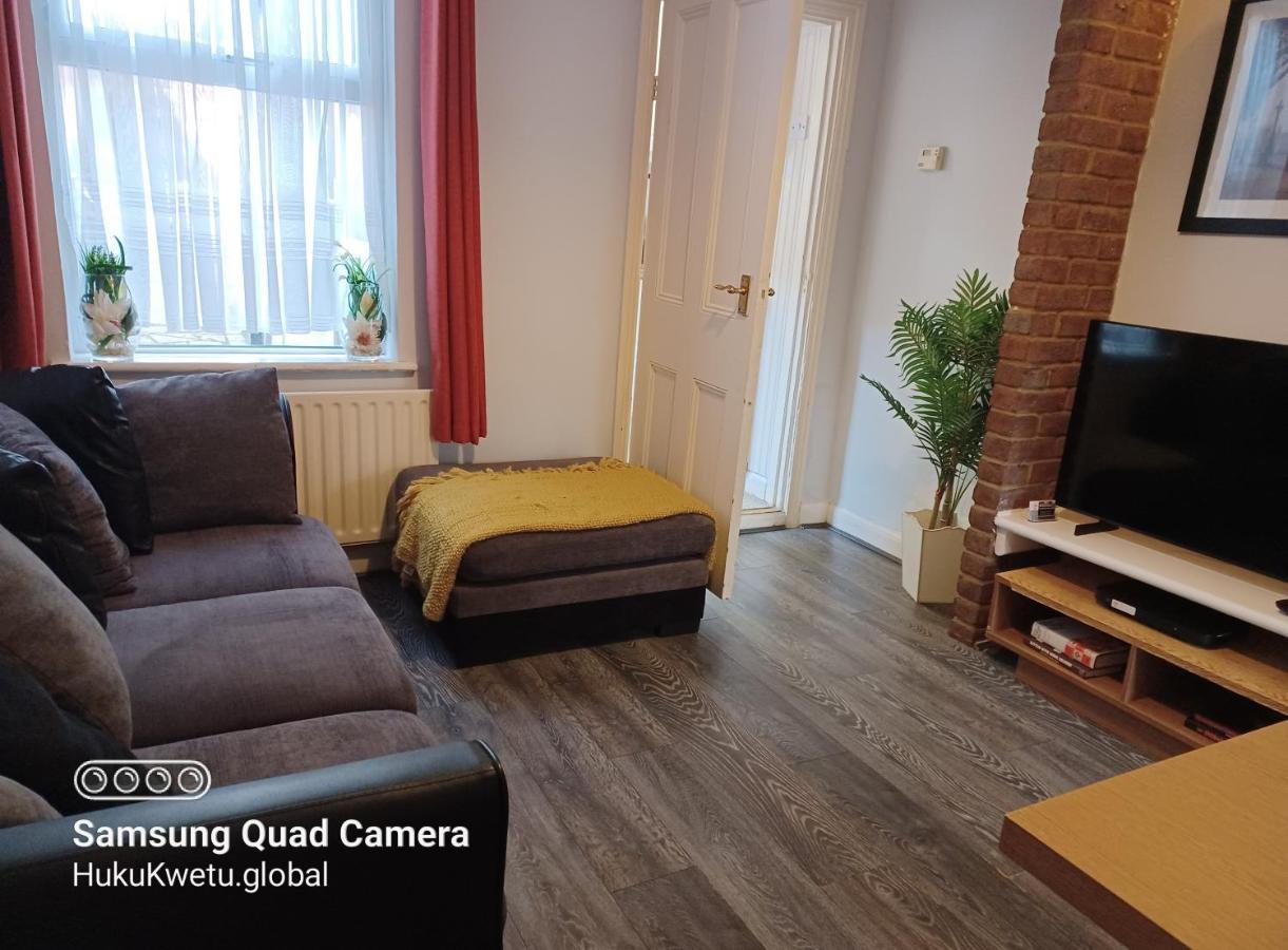 Salisbury House-huku Kwetu Spacious 4 Bedroom House- Sleeps 6 - Luton Town Centre * Luton (Bedfordshire)