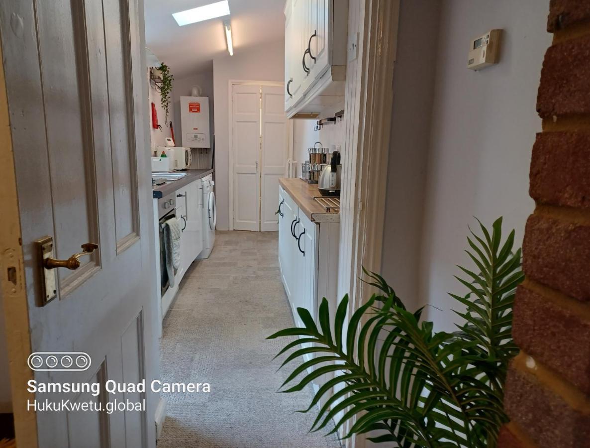 Holiday home Salisbury House-huku Kwetu Spacious 4 Bedroom House- Sleeps 6 - Luton Town Centre Luton (Bedfordshire)