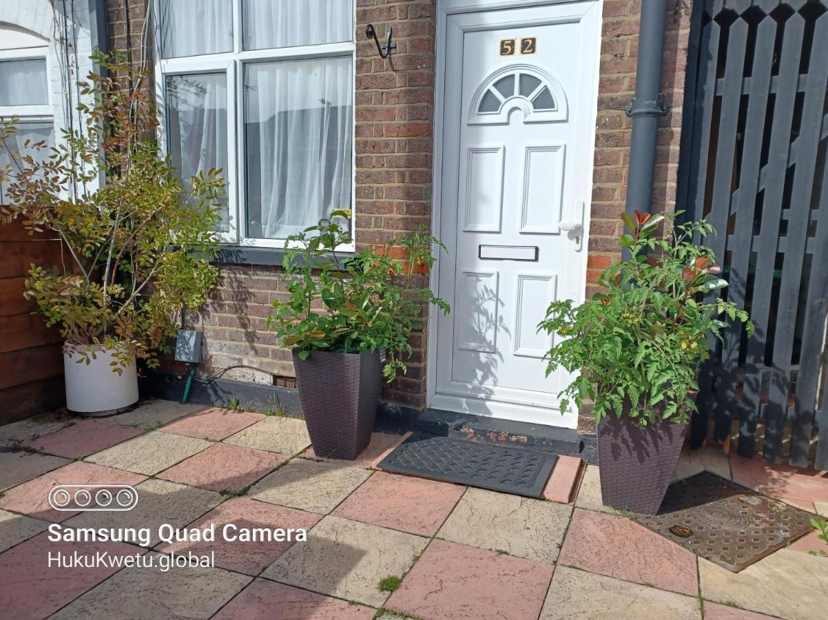Salisbury House-huku Kwetu Spacious 4 Bedroom House- Sleeps 6 - Luton Town Centre Holiday home Luton (Bedfordshire)