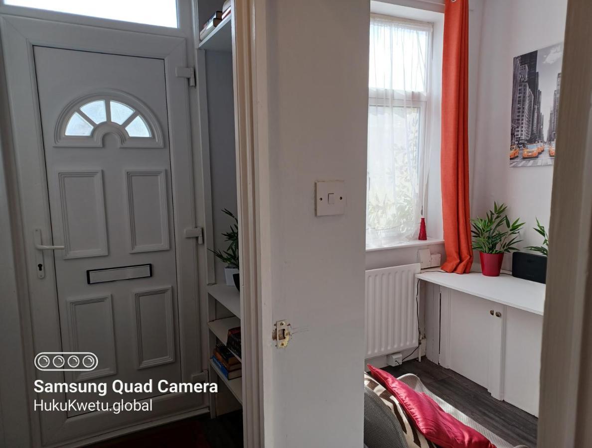 Holiday home Salisbury House-huku Kwetu Spacious 4 Bedroom House- Sleeps 6 - Luton Town Centre *