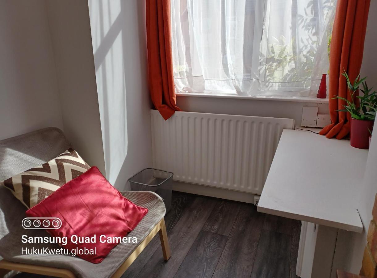 Holiday home Salisbury House-huku Kwetu Spacious 4 Bedroom House- Sleeps 6 - Luton Town Centre