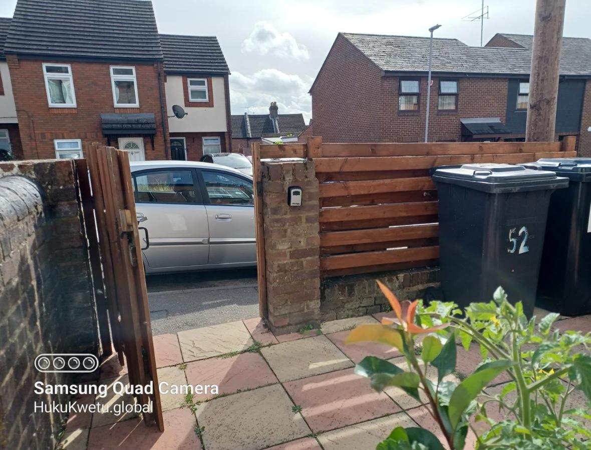 Salisbury House-huku Kwetu Spacious 4 Bedroom House- Sleeps 6 - Luton Town Centre Holiday home Luton (Bedfordshire)