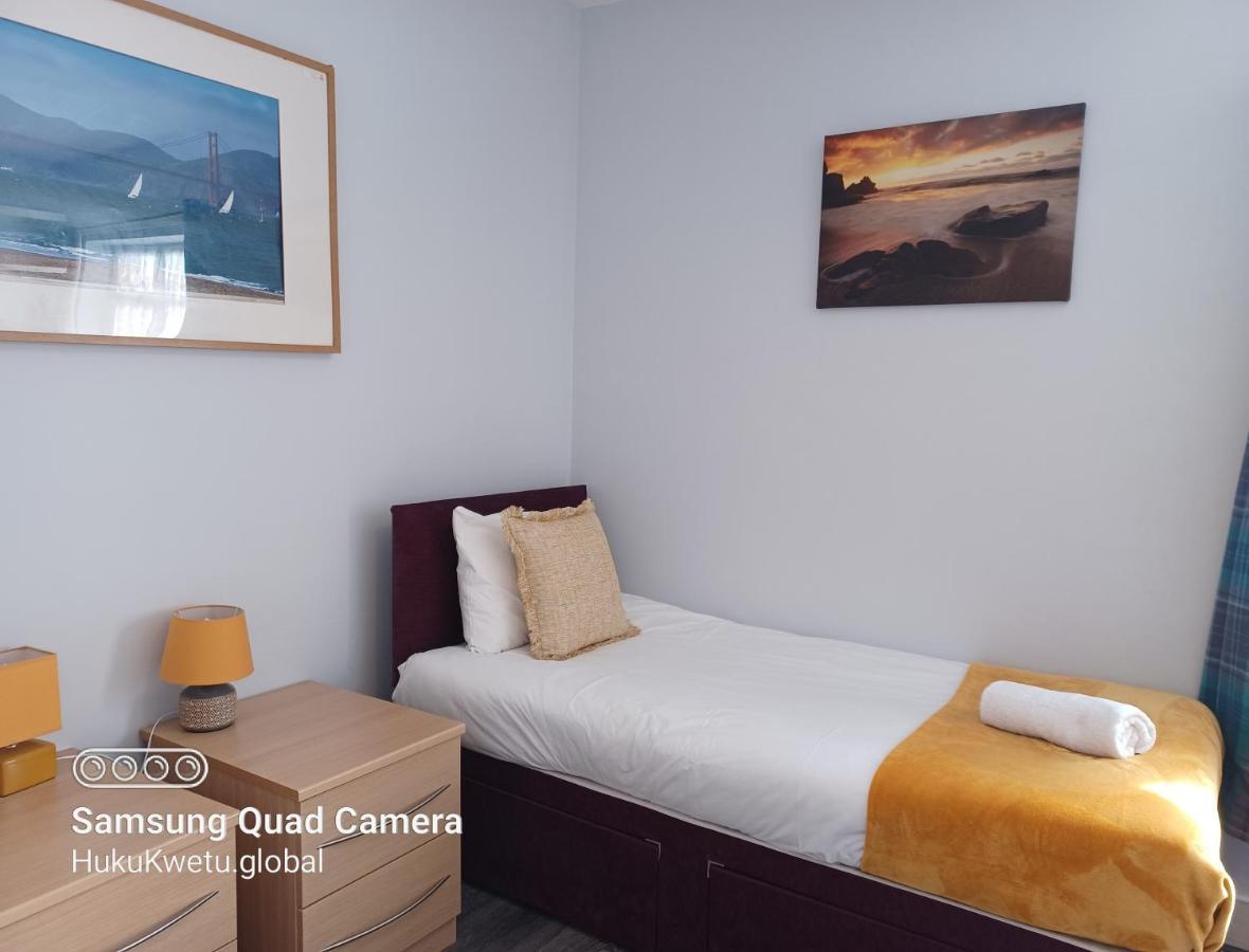 Holiday home Salisbury House-huku Kwetu Spacious 4 Bedroom House- Sleeps 6 - Luton Town Centre *
