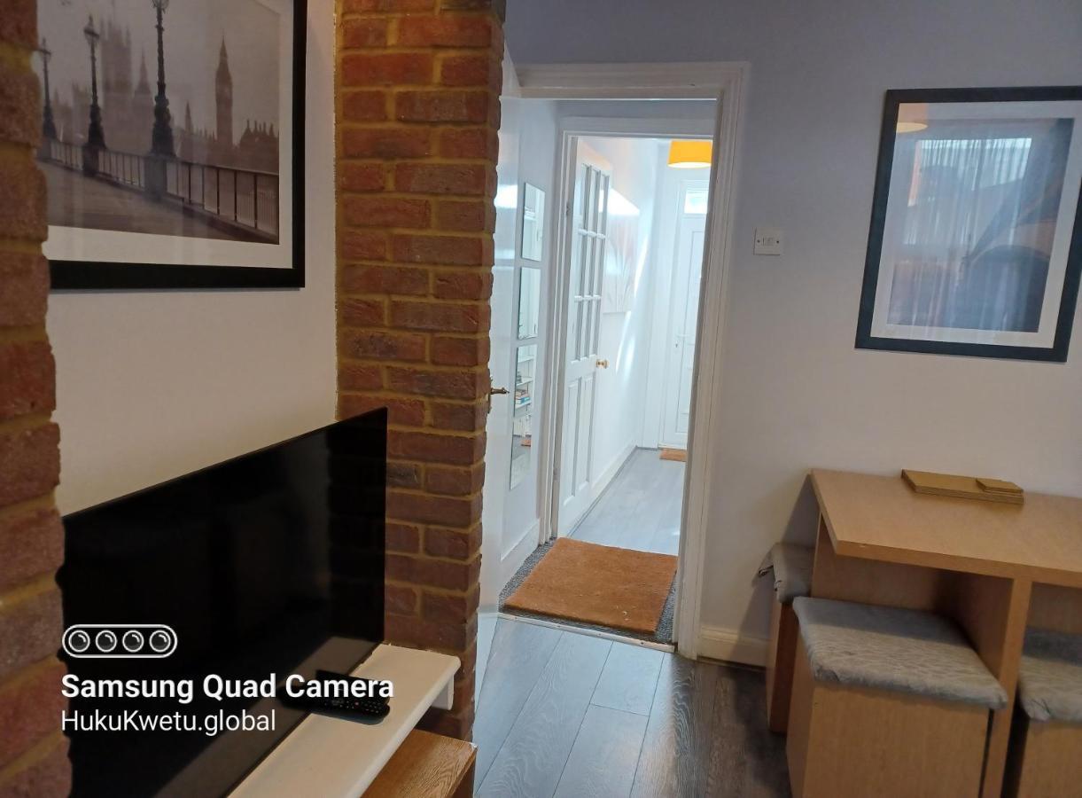 Holiday home Salisbury House-huku Kwetu Spacious 4 Bedroom House- Sleeps 6 - Luton Town Centre Luton (Bedfordshire)