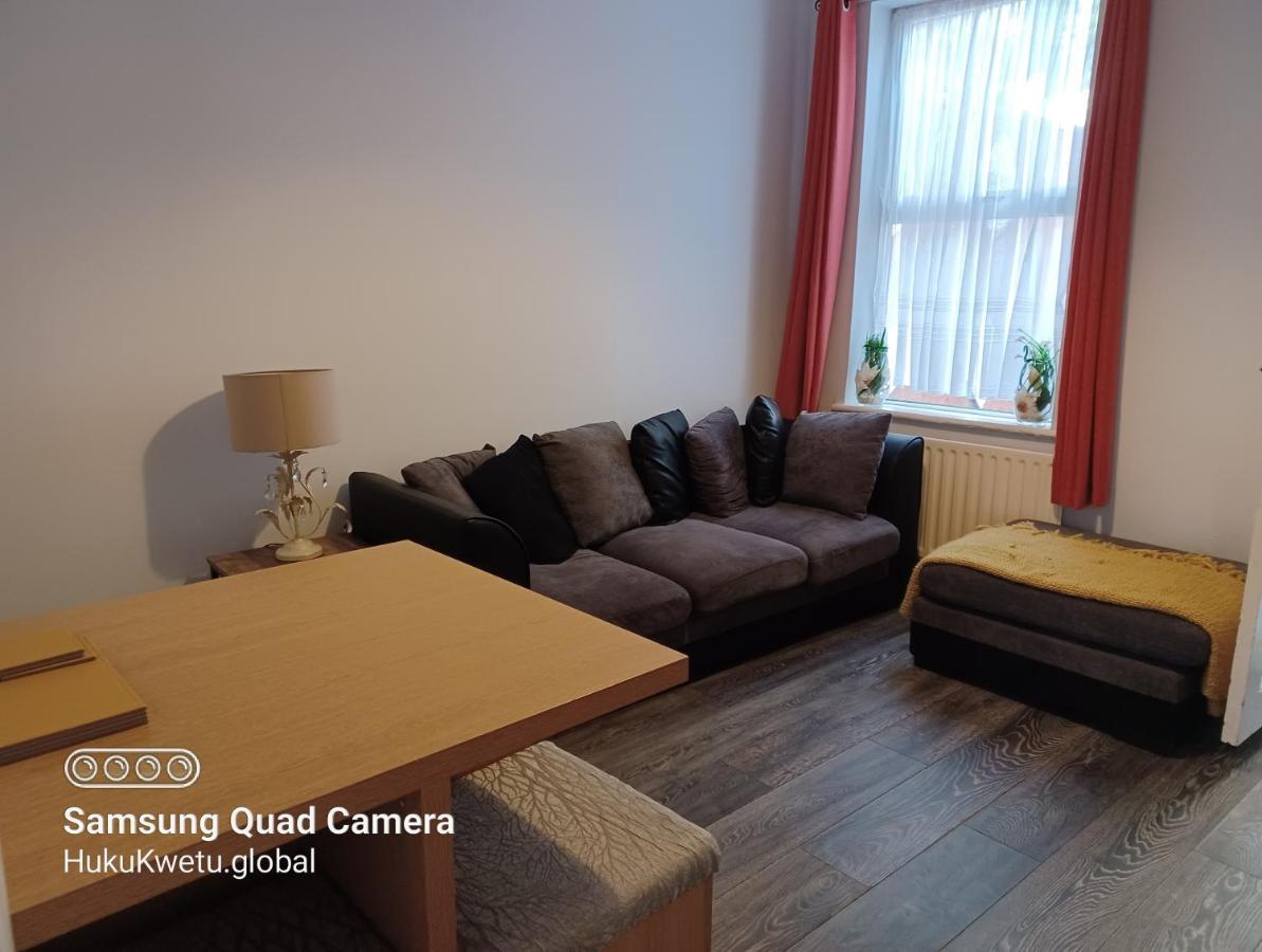 Salisbury House-huku Kwetu Spacious 4 Bedroom House- Sleeps 6 - Luton Town Centre Holiday home *