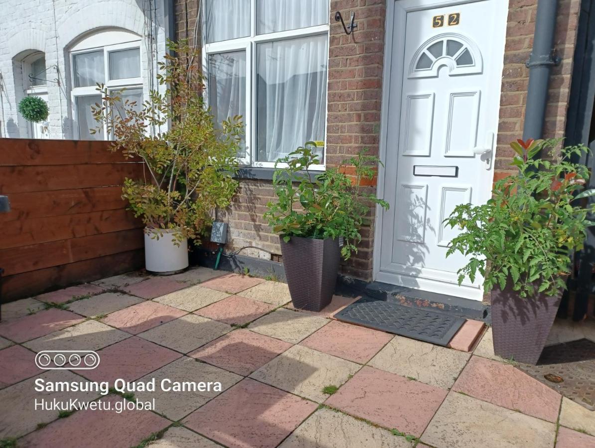 Salisbury House-huku Kwetu Spacious 4 Bedroom House- Sleeps 6 - Luton Town Centre