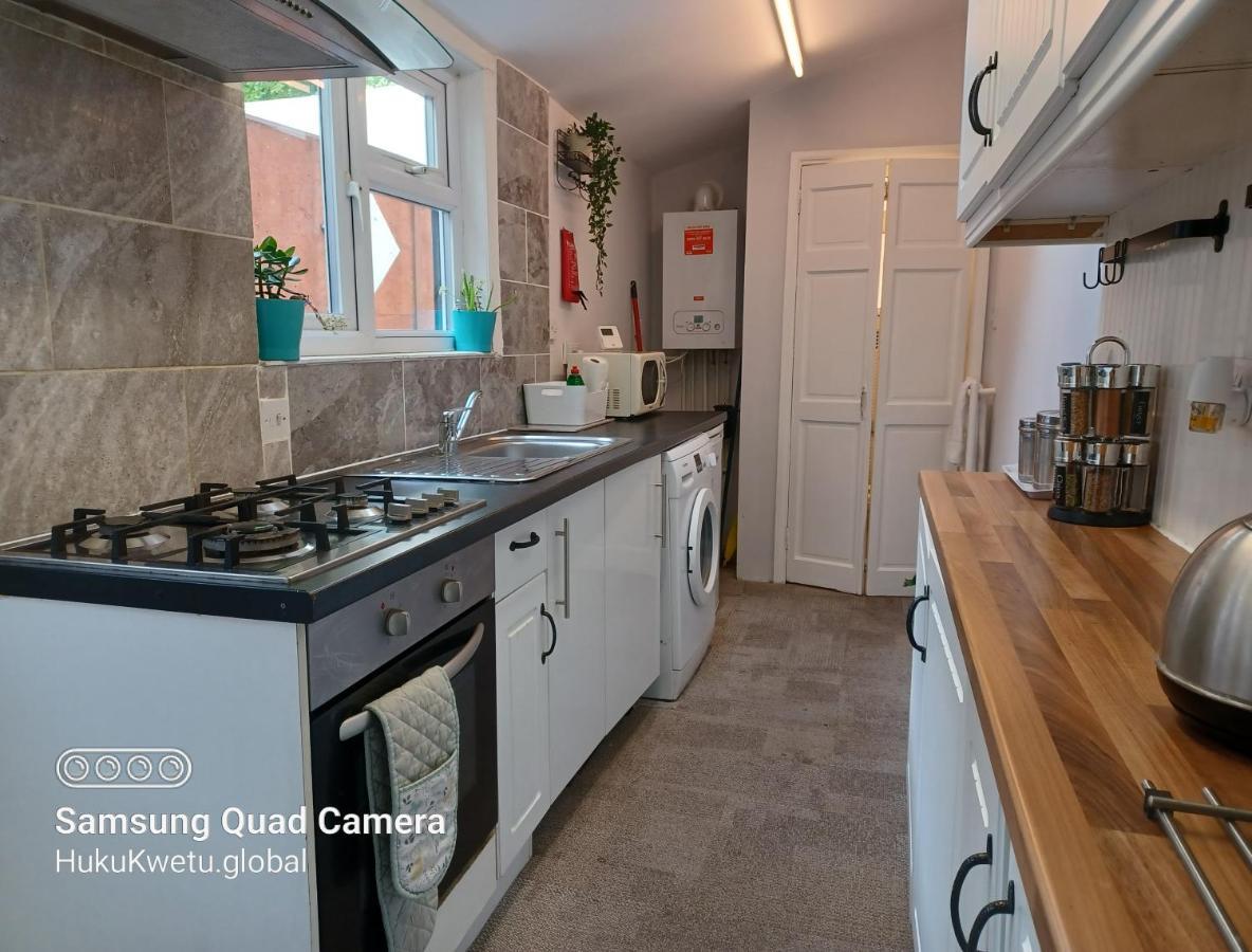Salisbury House-huku Kwetu Spacious 4 Bedroom House- Sleeps 6 - Luton Town Centre *