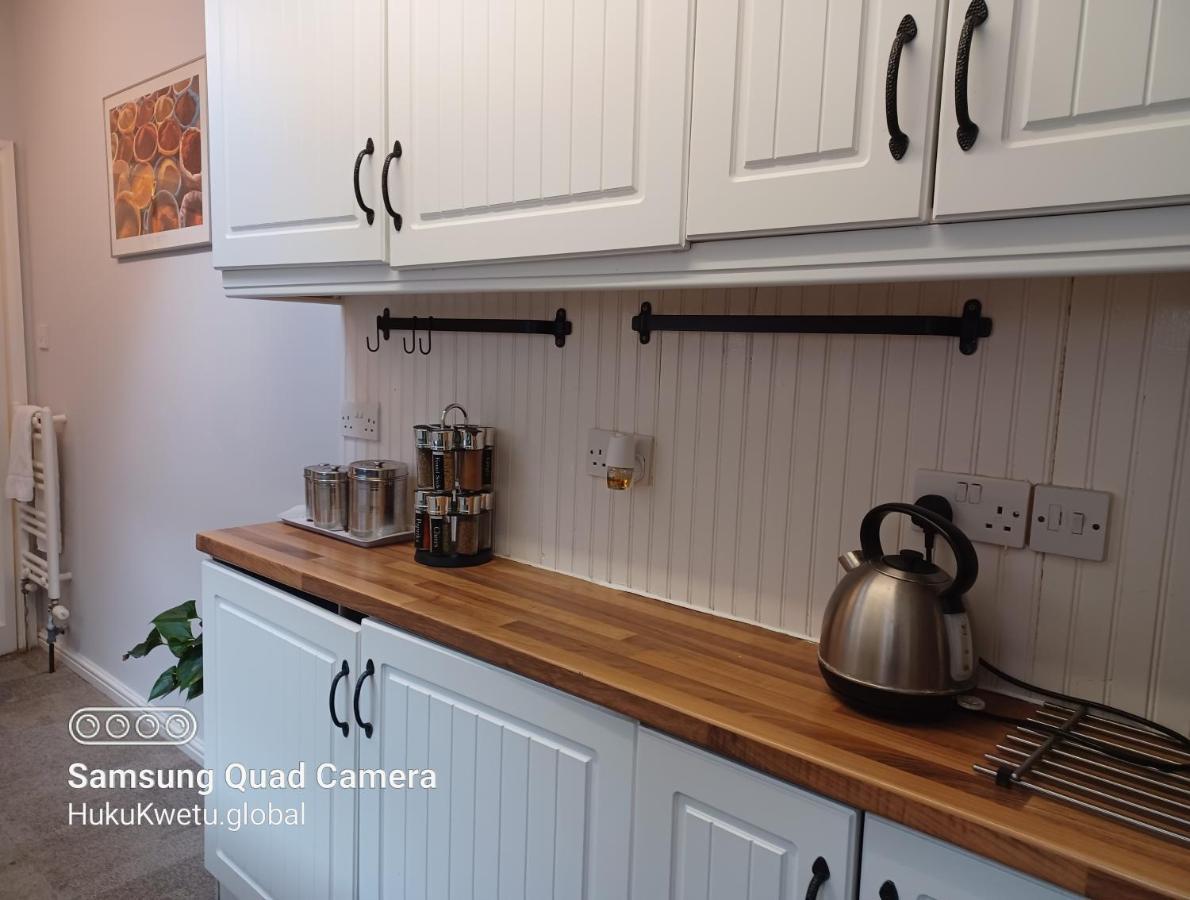 Holiday home Salisbury House-huku Kwetu Spacious 4 Bedroom House- Sleeps 6 - Luton Town Centre