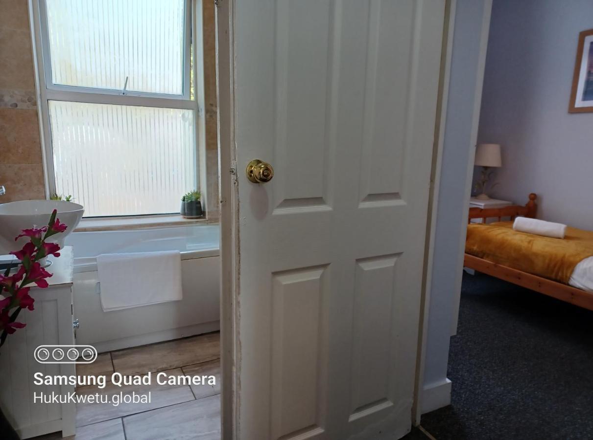 Salisbury House-huku Kwetu Spacious 4 Bedroom House- Sleeps 6 - Luton Town Centre *