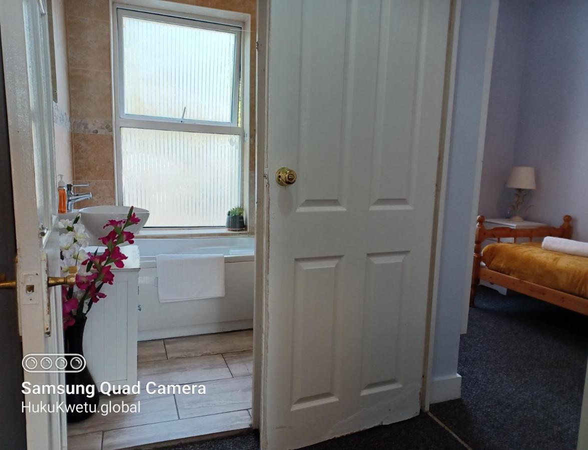 Holiday home Salisbury House-huku Kwetu Spacious 4 Bedroom House- Sleeps 6 - Luton Town Centre Luton (Bedfordshire)